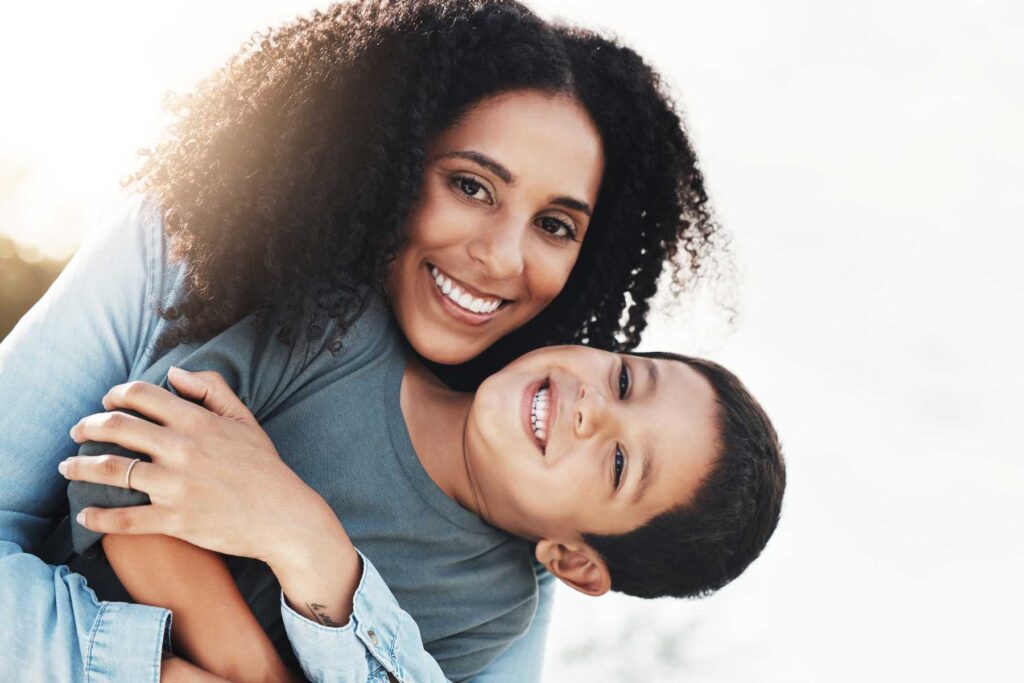 madre e figlio abbracciati e sorridenti